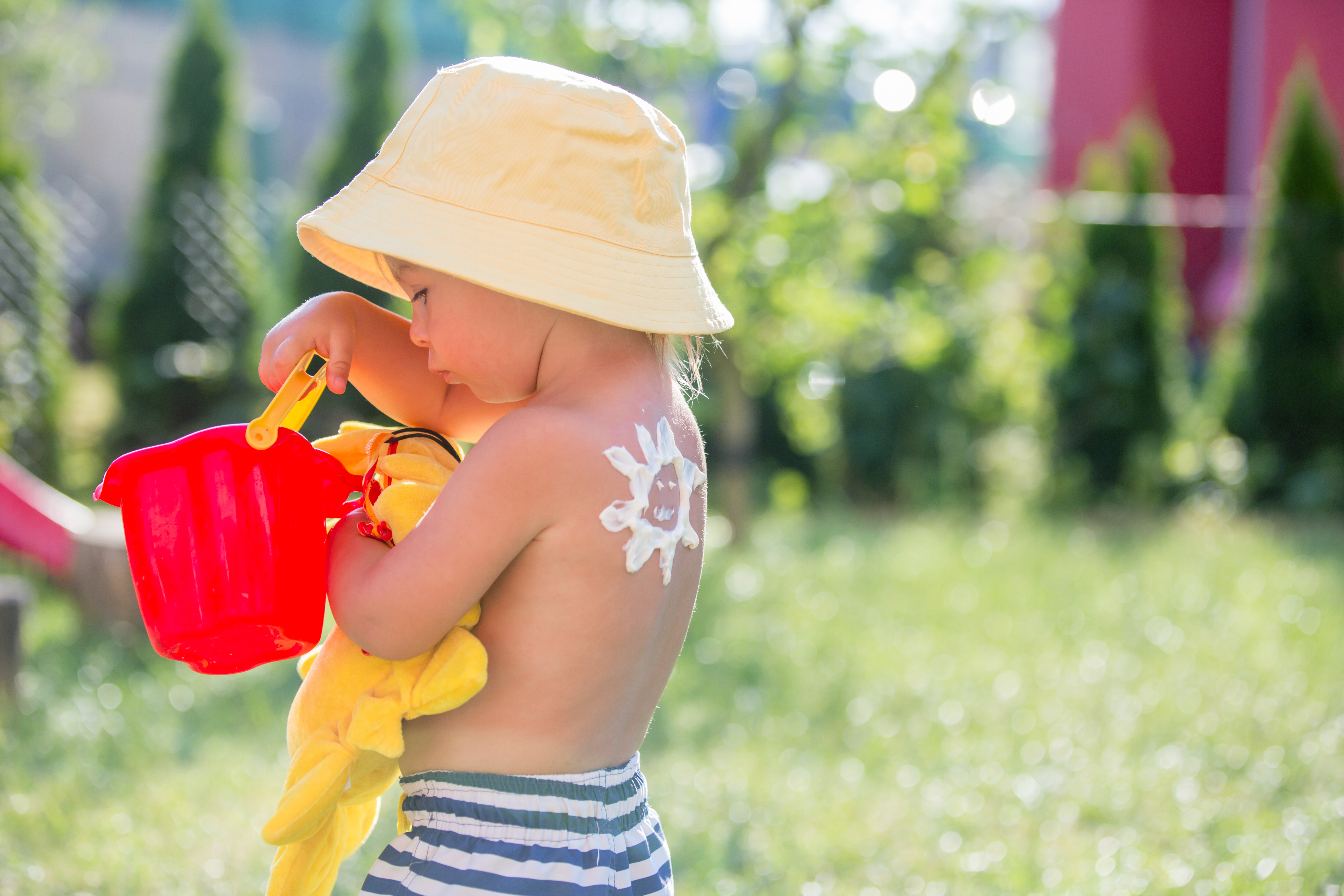 Der optimale Sonnenschutz im Freien für Kinder